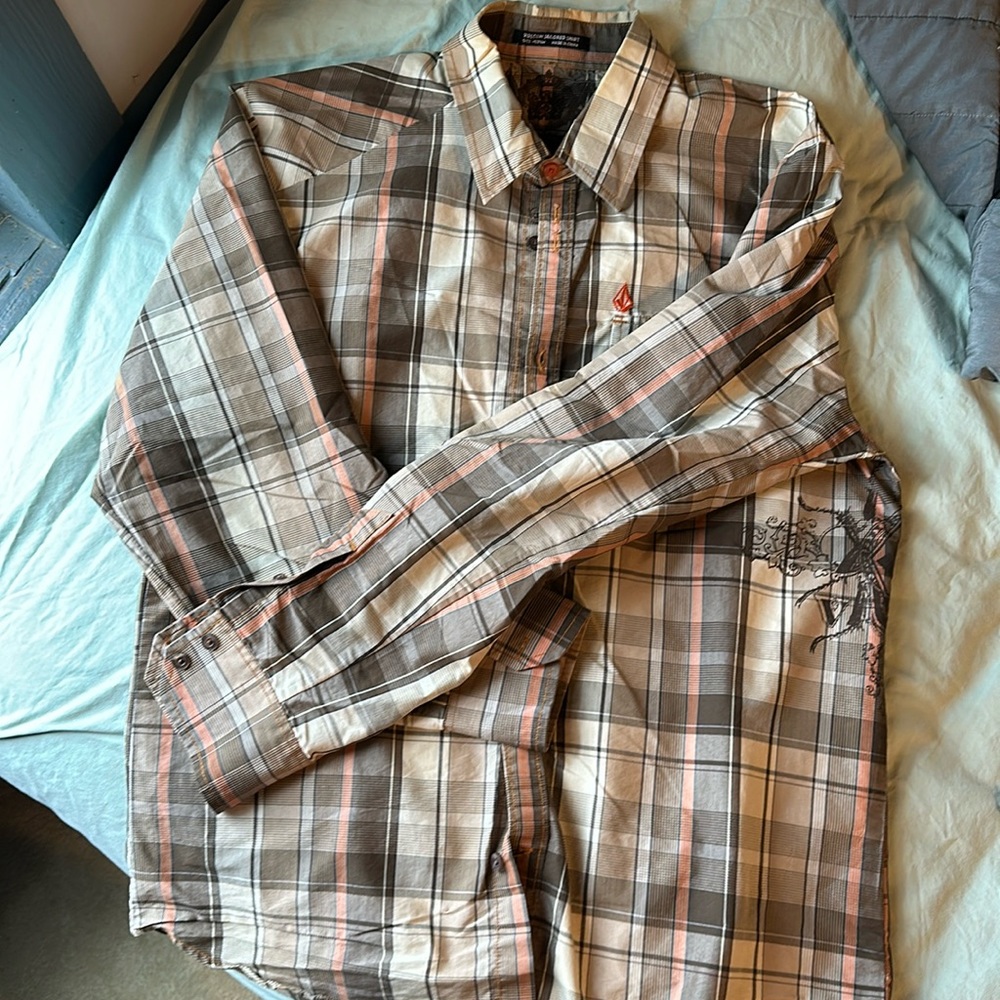Men’s Volcom Tailored Shirt size med NWOT